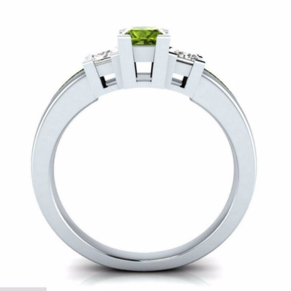 Beautiful 925 Silver Princess Cut Peridot Ring New - Picture 4 of 4